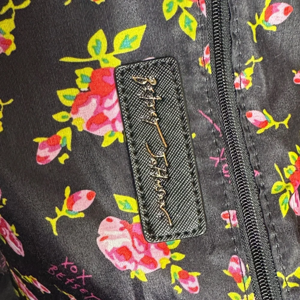 Betsey Johnson skull and heart weekender - Picture 5 of 7